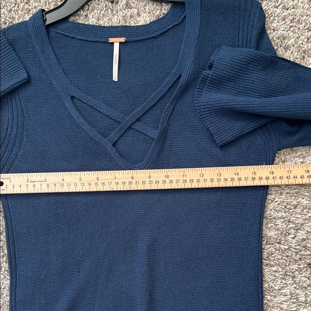 Like New! Free People Navy Blue Knit Crisscross Hi-Lo V-Neck Tunic Sweater in S - Picture 10 of 12